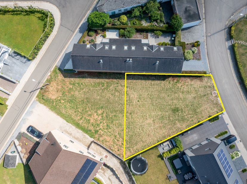 Dit perceel grond bestemd voor halfopen bebouwing, met een oppervlakte van 4a 44ca, is gelegen langs de Zapstraat in het mooie Hoeselt. In deze landel