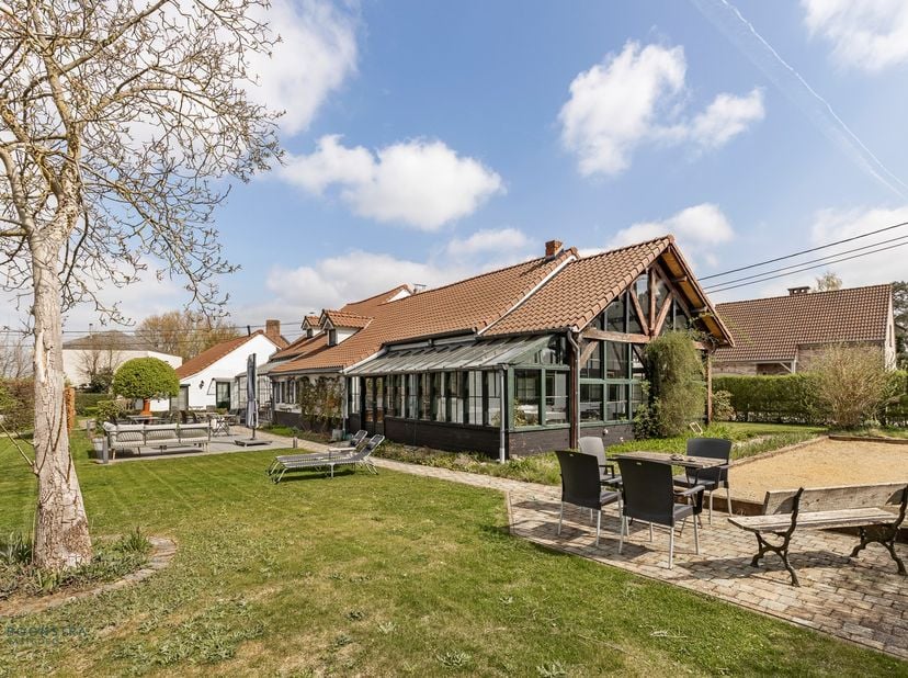 Op een rustige locatie te Haacht bevindt zich deze recent gerenoveerde hoeve (2018) die tot voor kort werd uitgebaat als succesvolle B&amp;B. Deze unieke