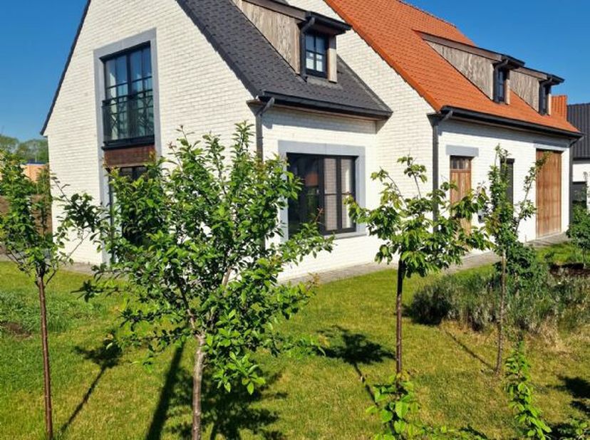 In een doodlopende, kindvriendelijke en landelijke omgeving te Veurne, super mooie moderne en zeer ruime villa, gebouwd in 2021, omvattende o.a. op he