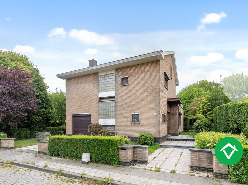 Deze prachtige woning in Oostende is een alleenstaande woning met 3 slaapkamers. Het is gebouwd in het jaar 1971 en heeft een perceeloppervlakte van 5