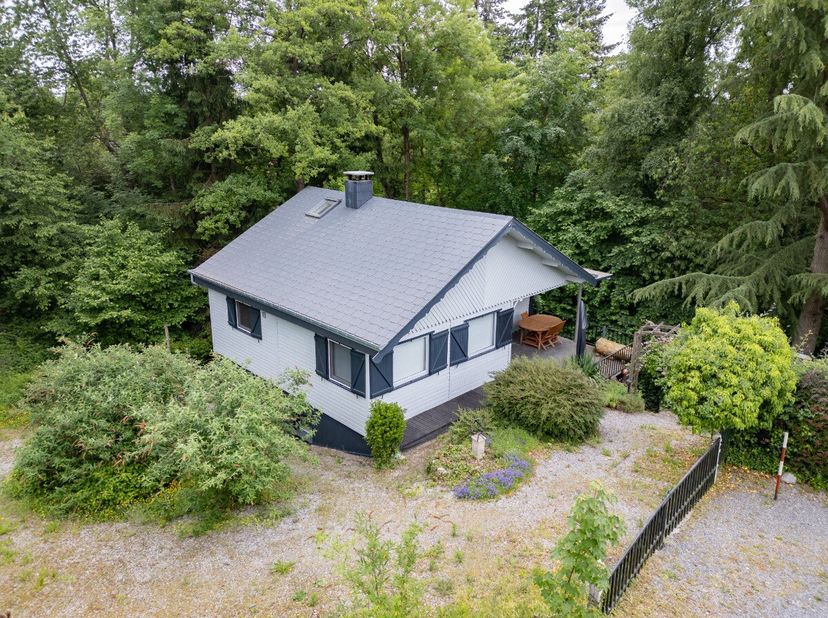 Lagence ERA B-LUX a le plaisir de vous présenter ce magnifique chalet situé dans un cadre naturel exceptionnel de la vallée mosane, ce chalet de 123 m