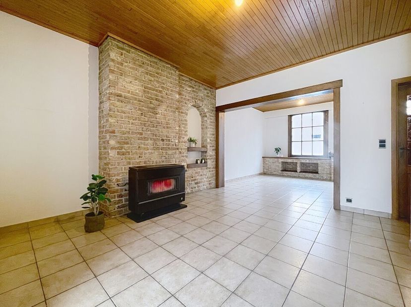 Deze charmante woning vindt u terug in het centrum van Staden, op wandelafstand van alle winkels, openbaar vervoer, school,...&lt;br /&gt;
Via de inkomhall