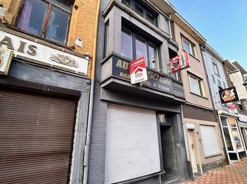 Le Bizet : Handelspand met woonstgelegenheid in Le Bizet. Momenteel uitgebaat als café.Indeling ;: Gelijkvloers: handelsruimte met toog, berging, wc v