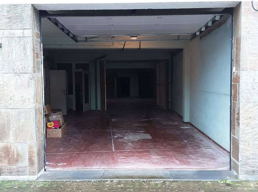 Ruime opslagplaats met sectionale poort te koop te Oostende-Mariakerke.&lt;br /&gt;
Ideaal voor vrij beroep.&lt;br /&gt;
Er is een elektriciteitsaansluiting en wa