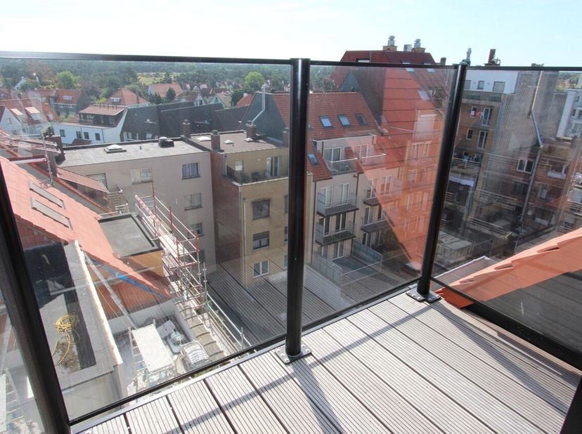 ONGEMEUBELD - Instapklaar recent duplex-appartement aan de zonnekant van de Lippenslaan te Knokke.&lt;br /&gt;
Indeling:&lt;br /&gt;
Benedenverdieping: inkomhal m