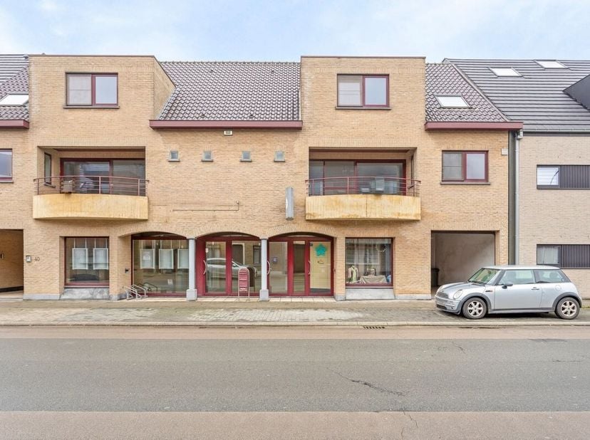 Dit ruim en lichtrijk duplexappartement van 169 m² maakt deel uit van een kleinschalige residentie uit 2001 en is gunstig gelegen nabij het centrum va