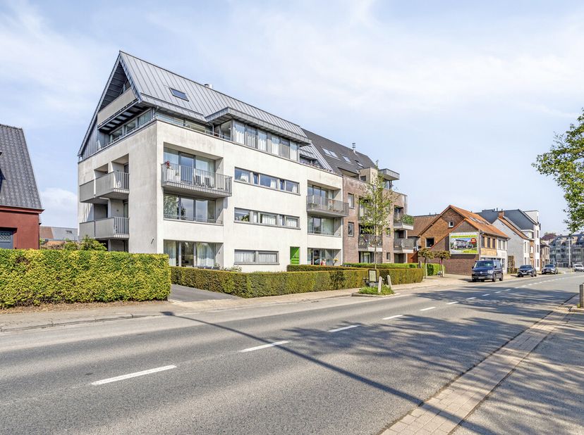 Op zoek naar een stijlvolle en lichtrijke woonst op een centrale locatie? Deze instapklare loft op de bovenste verdieping van een kleinschalige en eig