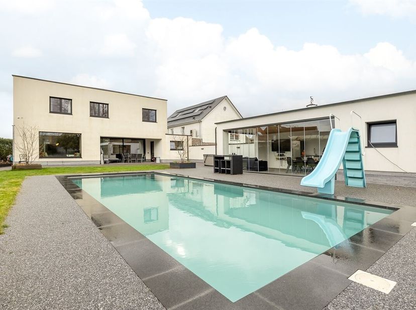Deze luxueuze villa met een EPC-label A en moderne technologieën zoals domotica, zonnepanelen, videobewaking en een alarmsysteem biedt een perfecte ba