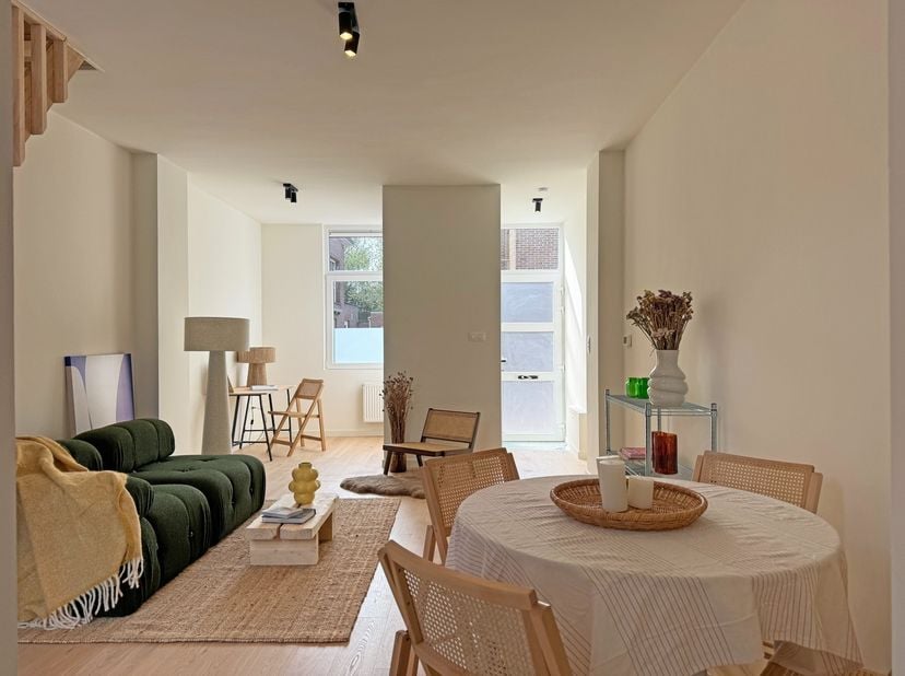 Wenst u een bezoek of meer informatie? 09 279 11 22 of info@centeroffice.be&lt;br /&gt;
Deze woning is in 2025 volledig gerenoveerd en voorzien van al het d