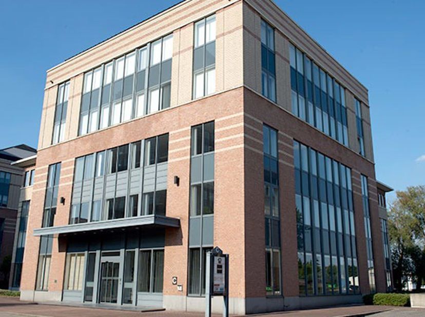 Ce parc de bureaux moderne est situé dans le cur de l&#039;activité Mallinnes, à côté de lE19 à Mallinnes Nord (sortie 9). Le Mechelen Campus Tower de 60m