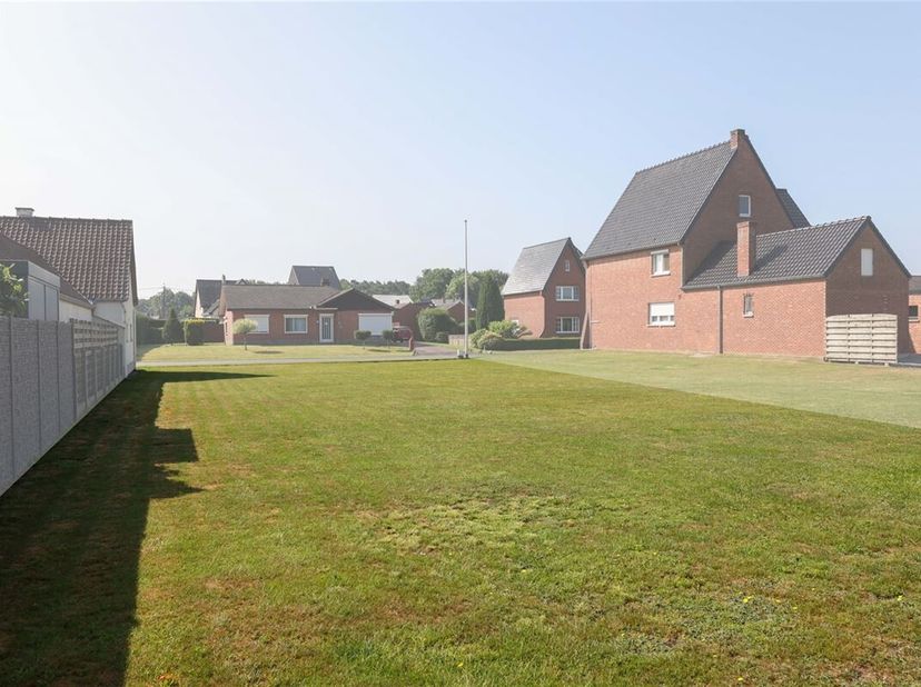 Gunstig gelegen bouwgrond van 7a90ca voor open bebouwing &lt;br /&gt;
Omgeving: &lt;br /&gt;
+ Gelegen in een rustige groene omgeving dichtbij natuurgebieden&lt;br /