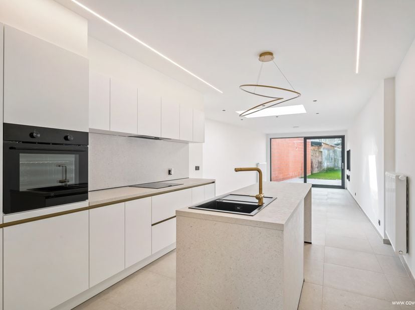 Deze volledig gerenoveerde woonst bestaande uit: inkomhal met toilet, ruime berging/wasplaats, open moderne ingerichte keuken, woonkamer - salon met z