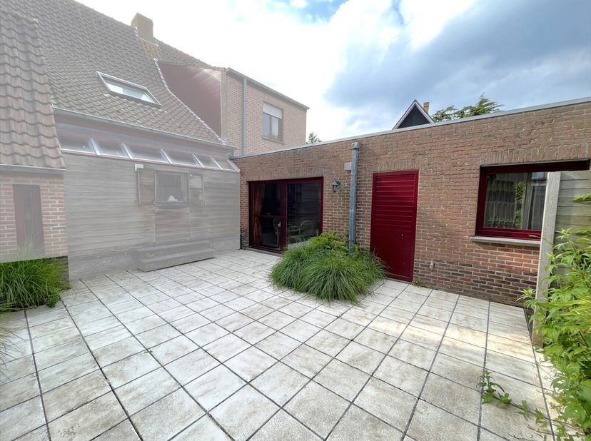 Bent u op zoek naar een stijlvol appartement dat luxe en comfort combineert? Dan is dit prachtige, volledig ingerichte appartement met privé wellnessf