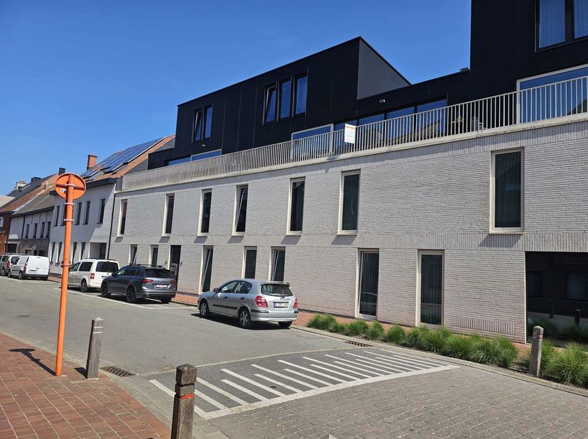 Dit ruim appartement gelegen te Nevele, blaast je onmiddellijk omver met zijn grote raampartijen en terras.&lt;br /&gt;
Hierdoor is er een perfecte communic