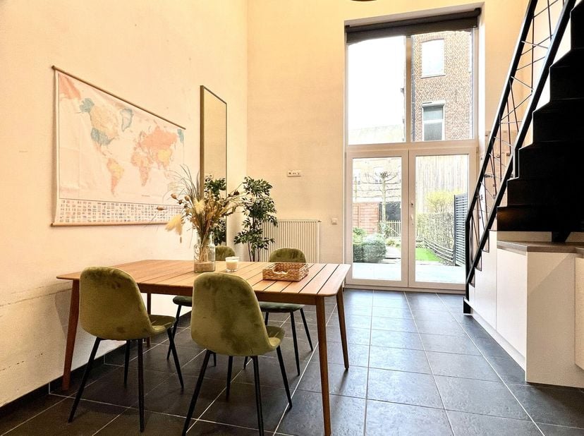Toffe LOFTWONING met 3 SLK en TUIN! Ideale STARTERSWONING of als investering (mooi rendement). INDELING: inkom met toilet en berging, leuke volledig g