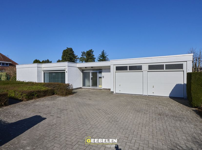Royale gelijkvloerse woning met 4 slaapkamers, dubbele inpandige garage, 2 ruime terrassen en een zwembad gelegen op wandelafstand van het centrum.&lt;br