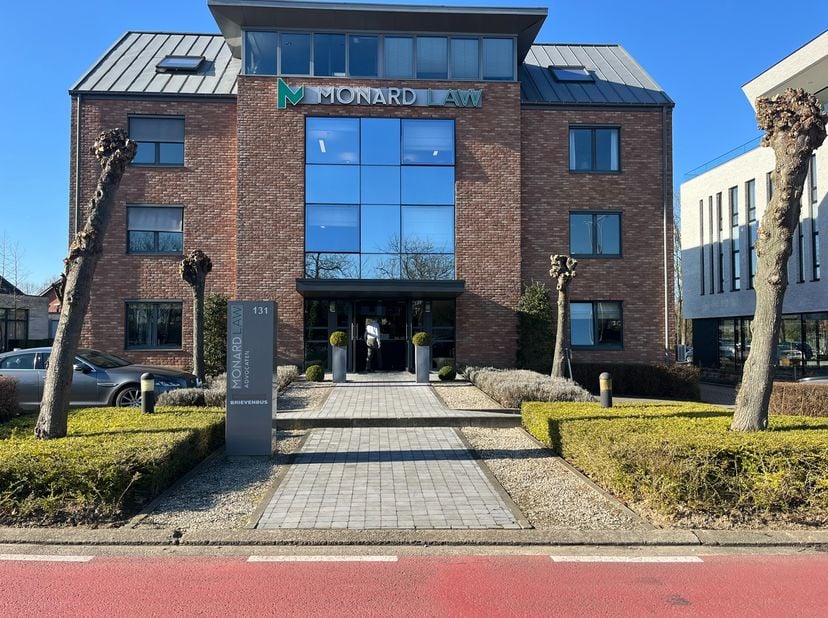 Dit instapklare kantoorgebouw is gelegen op een zichtlocatie aan de binnenzijde van de Grote Ring van Hasselt.  Het gebouw van 1.750m² bestaat uit 5 b