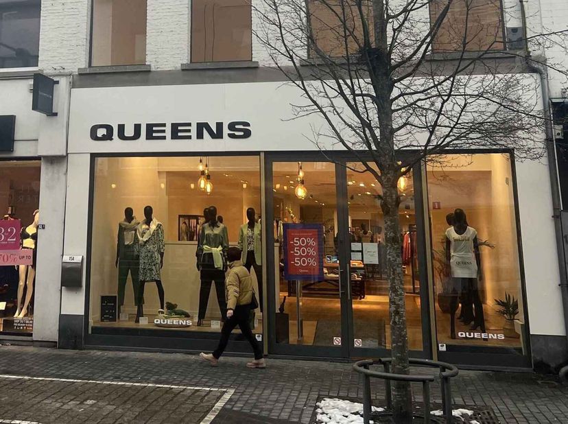 Gelegen in de belangrijkste winkelstraat van Mol, biedt deze 476 m² grote winkelruimte een uitgelezen kans voor ondernemers. Voorheen huisvestte dit p