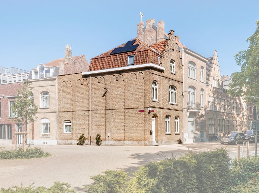 Ontdek deze authentieke, gerenoveerde hoekwoning met 3 kamers op een unieke ligging in het hart van Ieper aan de voet van de Sint-Maartenskathedraal u