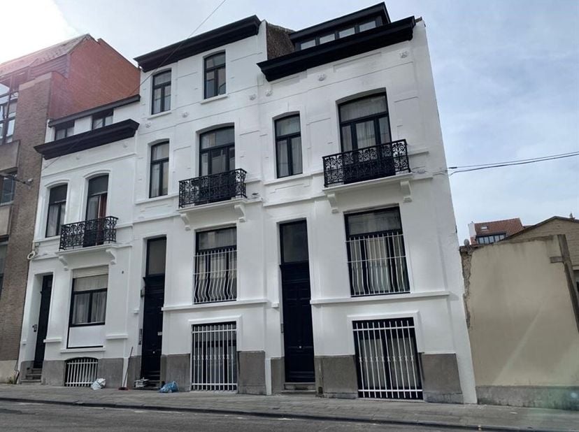 Maison uni-familiale très bien située dans un emplacement privilégié dans le quartier de l&#039;UE. Actuellement, la maison est divisée en plusieurs studio