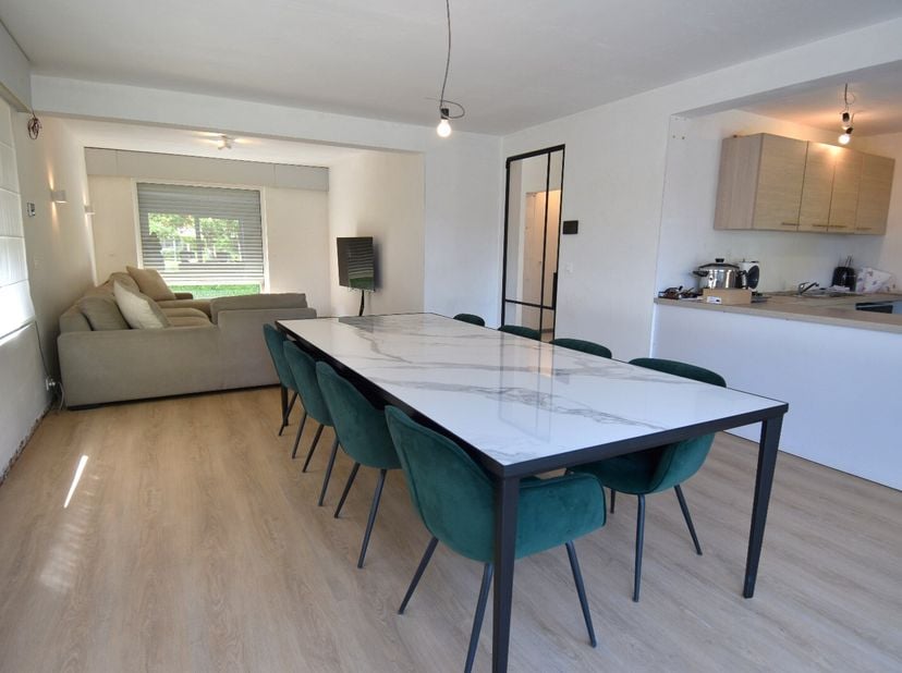 Gelegen in een kindvriendelijke woonwijk én op een vlot bereikbare locatie, stellen wij u graag deze alleenstaande woning voor.&lt;br /&gt;
Deze eigendom co
