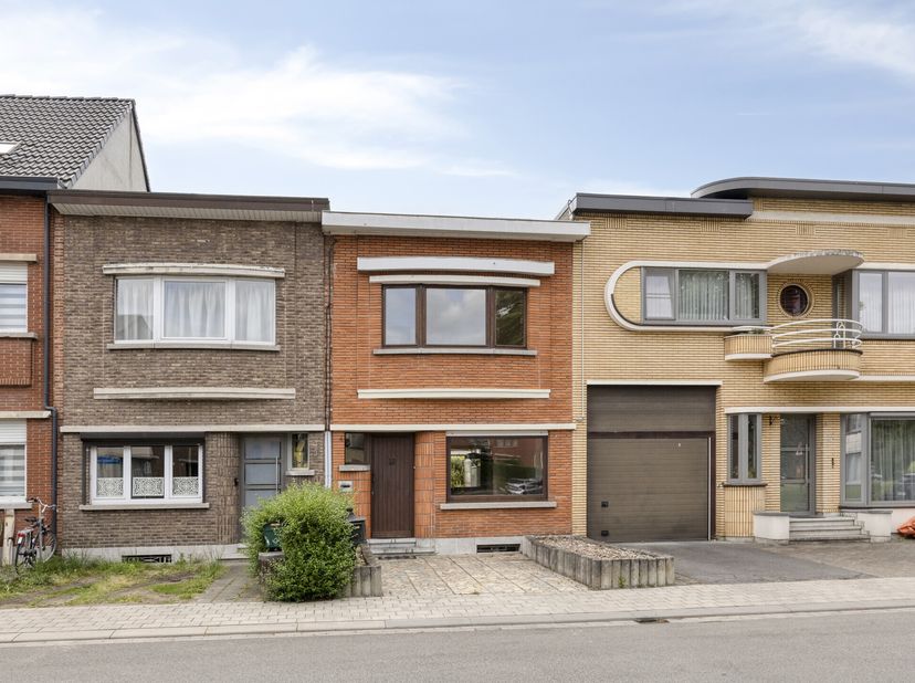 Maison à rénover à vendre sur la Conscienceplein à Boom.&lt;br /&gt;
Disposition: &lt;br /&gt;
- hall d&#039;entrée&lt;br /&gt;
- salon spacieux avec beaucoup de lumière&lt;br