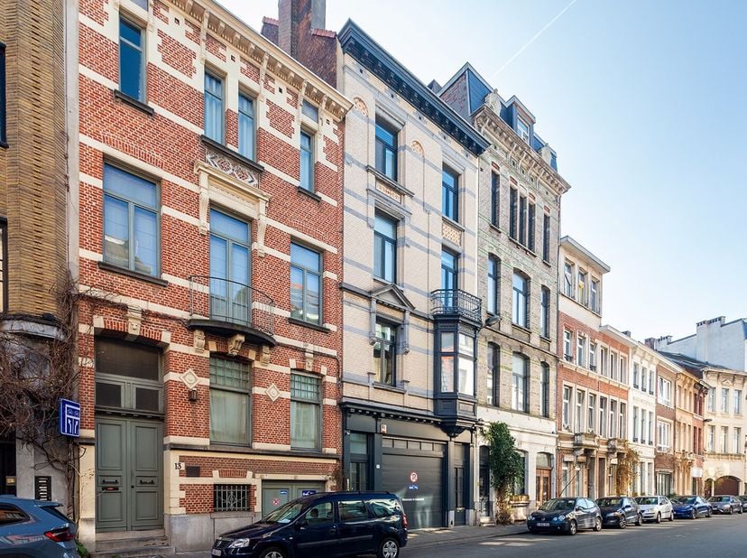 Gelegen in het rustige stuk van de Provinciestraat, vinden we dit statig gebouw. Dankzij de centrale vind je hier een overvloed aan lokale bakkerijen,