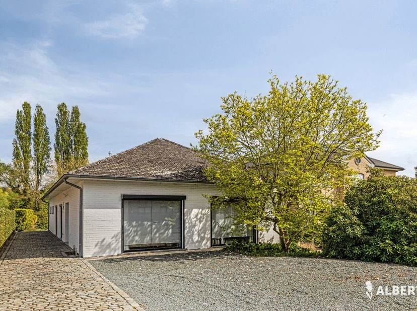 À vendre à Liedekerke. Cette maison de plain-pied est idéalement située à quelques centaines de mètres de la gare et à proximité immédiate de lentrée