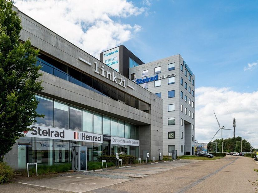 255m² de bureaux prêts à emménager avec terrasse au 2ème étage (extensible à 291m² de bureaux)&lt;br /&gt;
Emplacement : au cur de la Campine, stratégiqueme