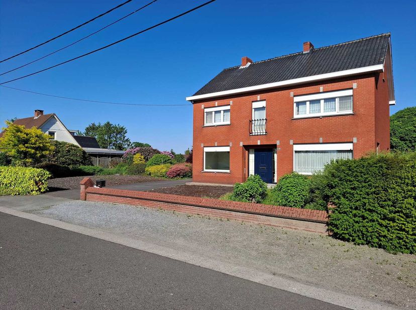 Landelijk gelegen woning op 19a 43 ca bestaande uit: inkomhal, leefruimte, ingerichte keuken, apart toilet, badkamer met douche en wastafel, veranda,