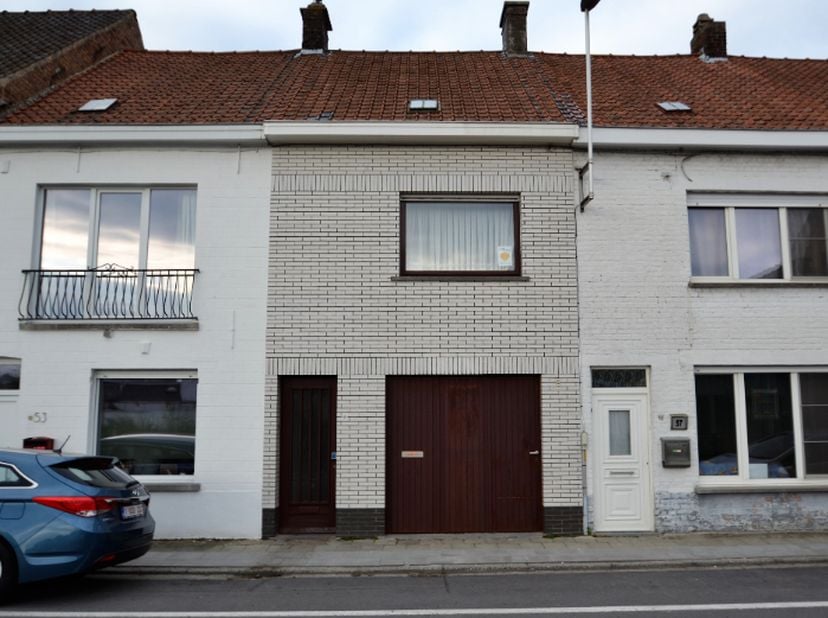 Ruime gezinswoning met 4 slaapkamers, garage en tuin.&lt;br /&gt;
Vooraan de woning is er de inkomhal en de garage. Centraal is er een lichtrijke leefruimte