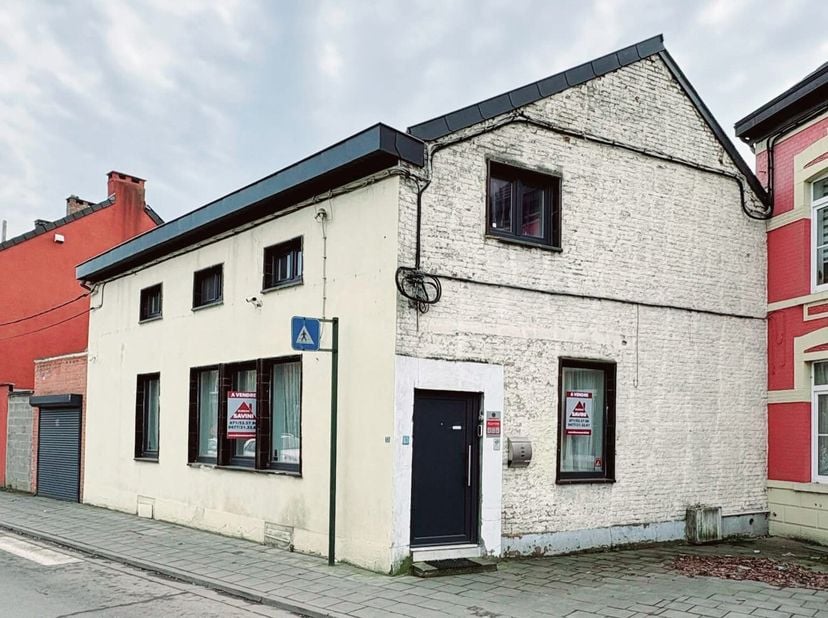 À VENDRE- Monceau-sur-Sambre- Maison 4 façades de 171 m² avec jardin, garage et cave&lt;br /&gt;
Cette propriété offre un emplacement idéal à proximité des