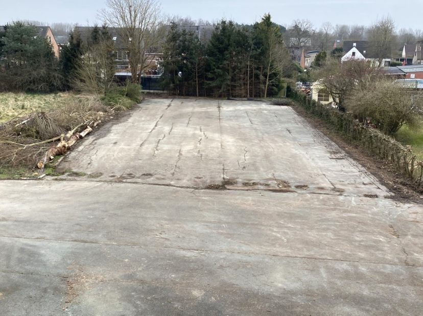 600m² verharde buitenruimte, voor het stockeren en stapelen van paletten en andere zaken.&lt;br /&gt;
Voertuigen en vrachtwagens mogen hier van de gemeente