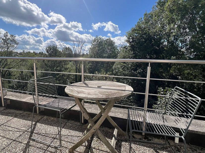 ** SOUS OPTION ** GARE de RSG - Superbe duplex 4 ch - 3 SDB + 2 Garages&lt;br /&gt;
Duplex (inversé) de 156 m2 (180 m2 brut), caché dans un écrin de verdure