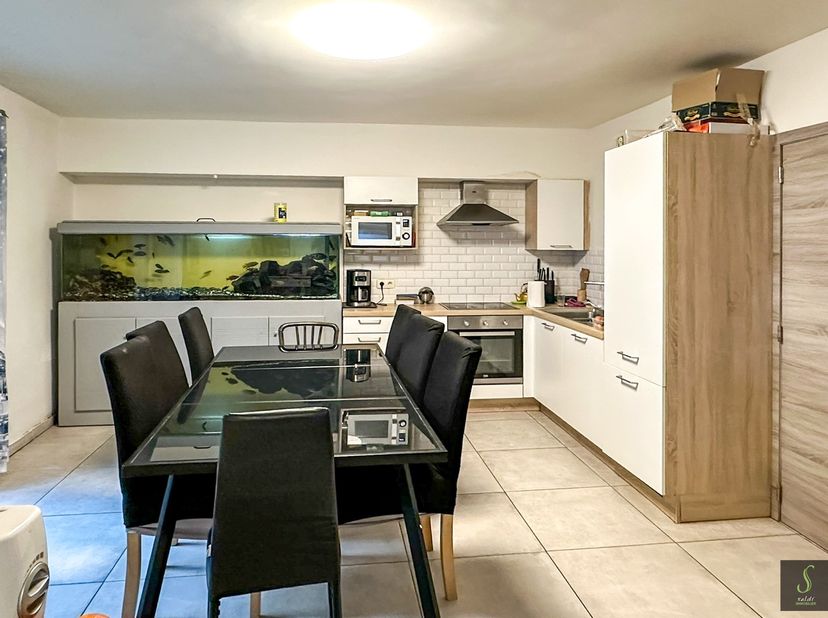 A Morlanwelz, et plus précisément à Mont-Sainte-Aldegonde, bel appartement 2 chambres  au rez-de-chaussée d&#039;un petit immeuble paisible.&lt;br /&gt;
Idéal po