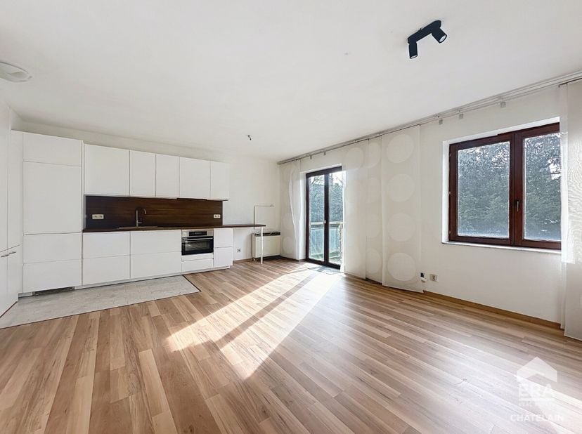ERA Chatelain vous présente ce LUMINEUX appartement 1 chambre avec terrasse à louer, à proximité du Parc Josaphat.Ce dernier se compose d&#039;un hall d&#039;en