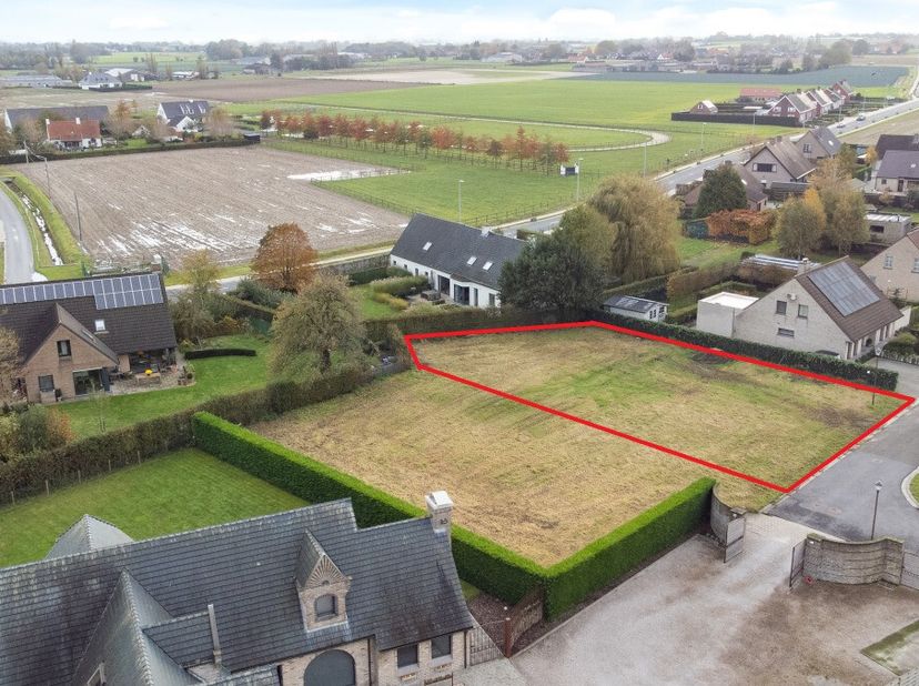 Prachtig gelegen stuk bouwgrond op 8a 78ca in Meulebeke! Ligging: In een doodlopende straat, nabij het centrum van Meulebeke. Op 10 minuten rijden van