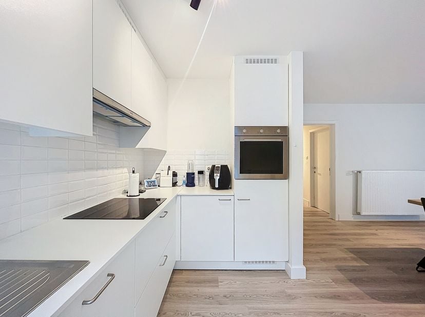 Cet appartement aux finitions soignées offre tout ce que vous recherchez: &lt;br /&gt;
- hall d&#039;entrée&lt;br /&gt;
- un espace de vie spacieux &lt;br /&gt;
- cuisine ou