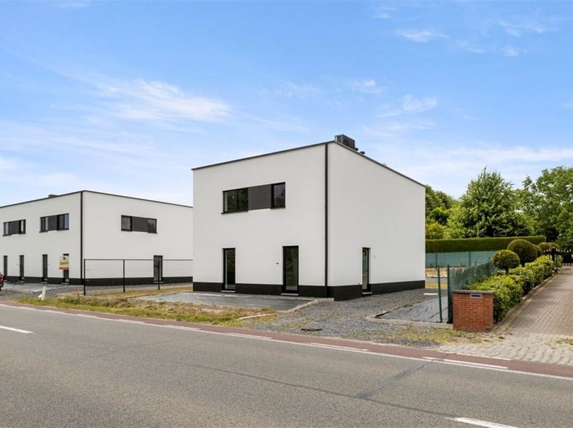 Ligging &lt;br /&gt;
In Alken, vinden we langs de Steenweg ter hoogte van nummer 378 deze knappe nieuwbouwwoning terug. We bevinden ons in een residentiële