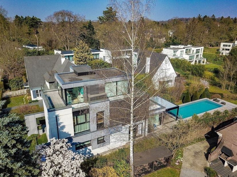 Property One, uw vastgoedpartner in Ukkel, biedt u een prachtig eigendom aan, ideaal gelegen tussen de wijk Prins van Oranje en Fort-Jaco, in een rust