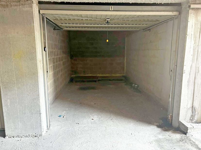 Garage situé sous Res. Sandy Lane&lt;br /&gt;
Complexe fermé&lt;br /&gt;
Eclairage dans le complexe&lt;br /&gt;
Garage avec porte basculante&lt;br /&gt;
&lt;br /&gt;
Profondeur : 4