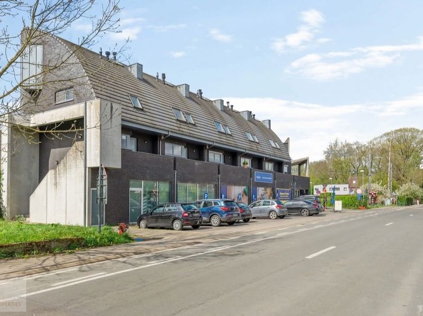 Bent u als ondernemer op zoek naar een solide investering met uitstekende mogelijkheden?&lt;br /&gt;
&lt;br /&gt;
Dit ruime handelspand, gelegen aan een drukke in