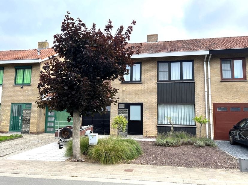 Deze woning biedt een unieke kans voor wie graag een eigen stempel drukt op zijn thuis. Met wat licht renovatiewerk kan dit pand omgetoverd worden tot
