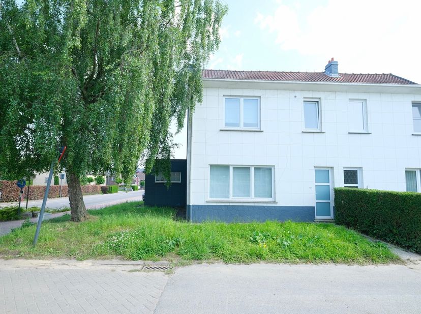 RELEGEM - REF : 6874768Située à proximité immédiate du centre de Relegem, cette charmante maison entièrement rénovée vous séduira par ses volumes, sa