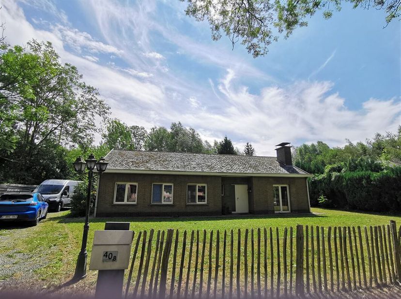 Bien situé maison de plain-pied/4 façades, à rafraîchir, sur une superficie de 11a09ca, dispose 3 chambres, garage, allée et grand jardin.   De là, vo