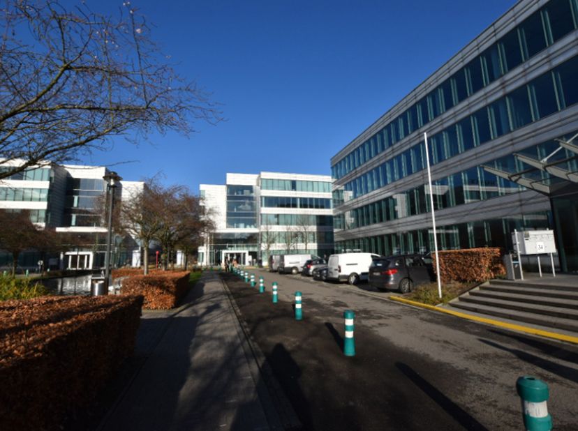 Bureaux modernes à louer dans un beau parc de bureaux à Vilvoorde. Facilement accessible en voiture, à 2 minutes de la R0. Grand parking (ratio 1/30m²
