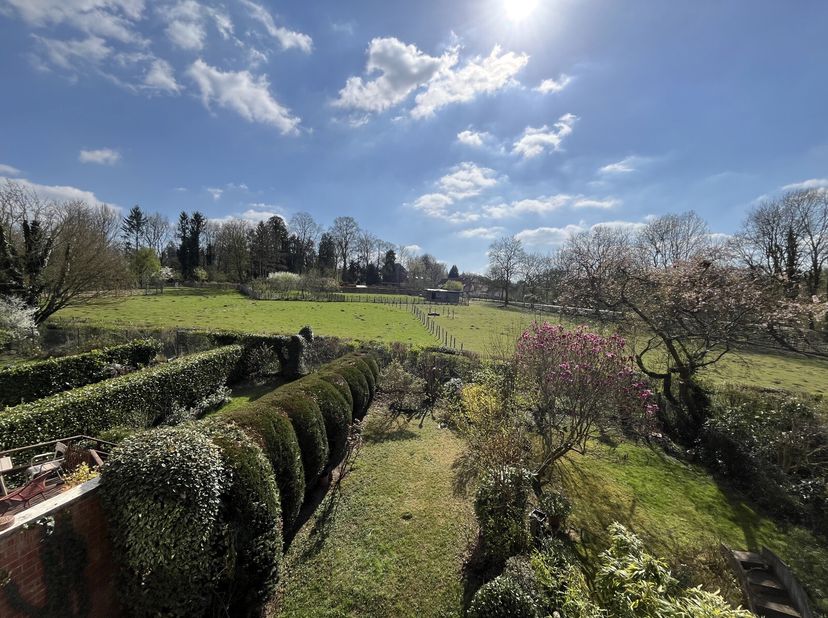 Ontdek deze prachtige woning, ideaal gelegen in de gegeerde wijken Sint-Job en Fort Jaco, aan de rand van het natuurreservaat Kauwberg. Een waar toevl
