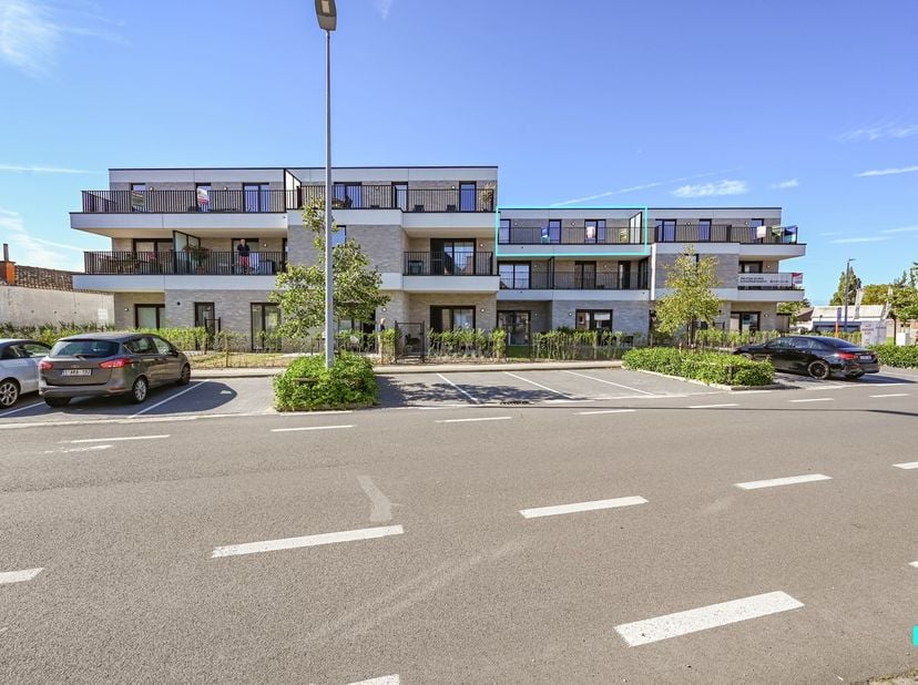 In het hart van Wielsbeke ligt dit laatste appartement in een nieuw opgericht appartementscomplex, ideaal gelegen op wandelafstand van de lagere schol