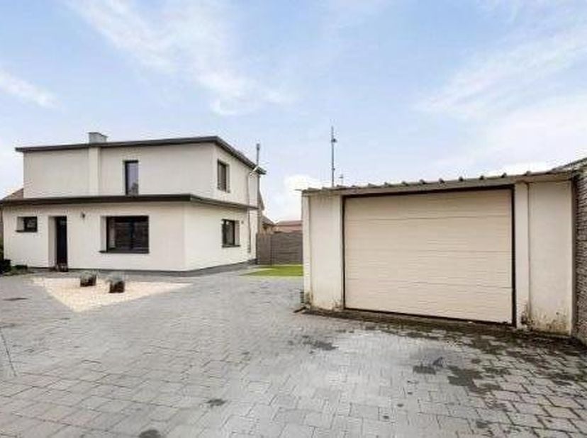 Welkom in deze verzorgde en energiezuinige woning, gelegen aan de Maaseikerbaan 12A in Bree. Deze gezinswoning op een perceel van 3a49 werd gebouwd in