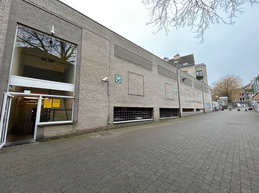Garage à vendre
                    à 9300 Aalst